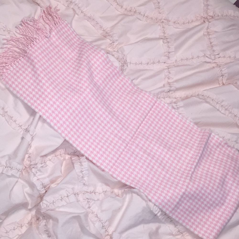 Pink and white houndstooth scarf